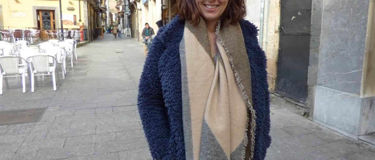 Ana Llano, en la calle Mayor de Cangas del Narcea.