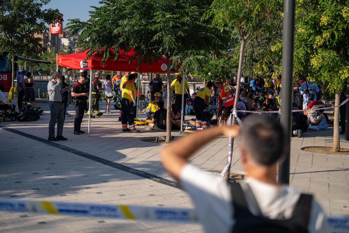 Un incendio en la catenaria del metro de Barcelona obliga a cerrar el Clot y desalojar Glòries