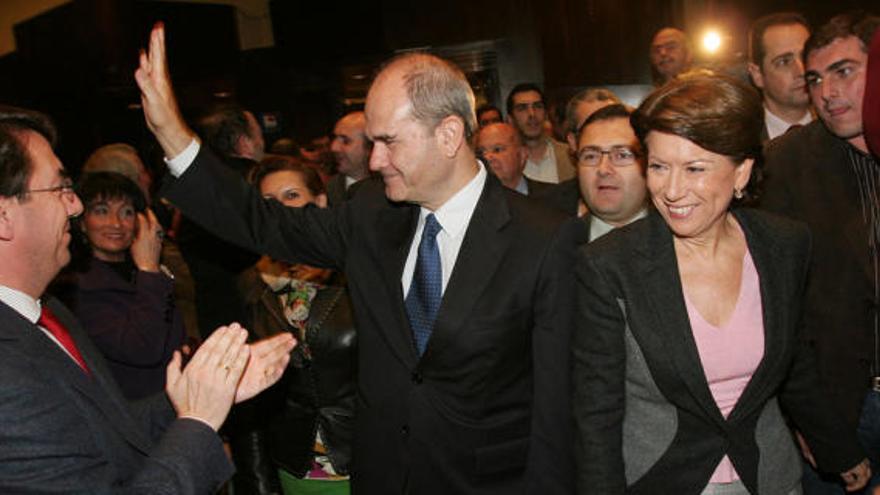 Mitin del PSOE. El presidente de la Junta de Andalucía, Manuel Chaves, y la ministra de Fomento, Magdalena Álvarez.