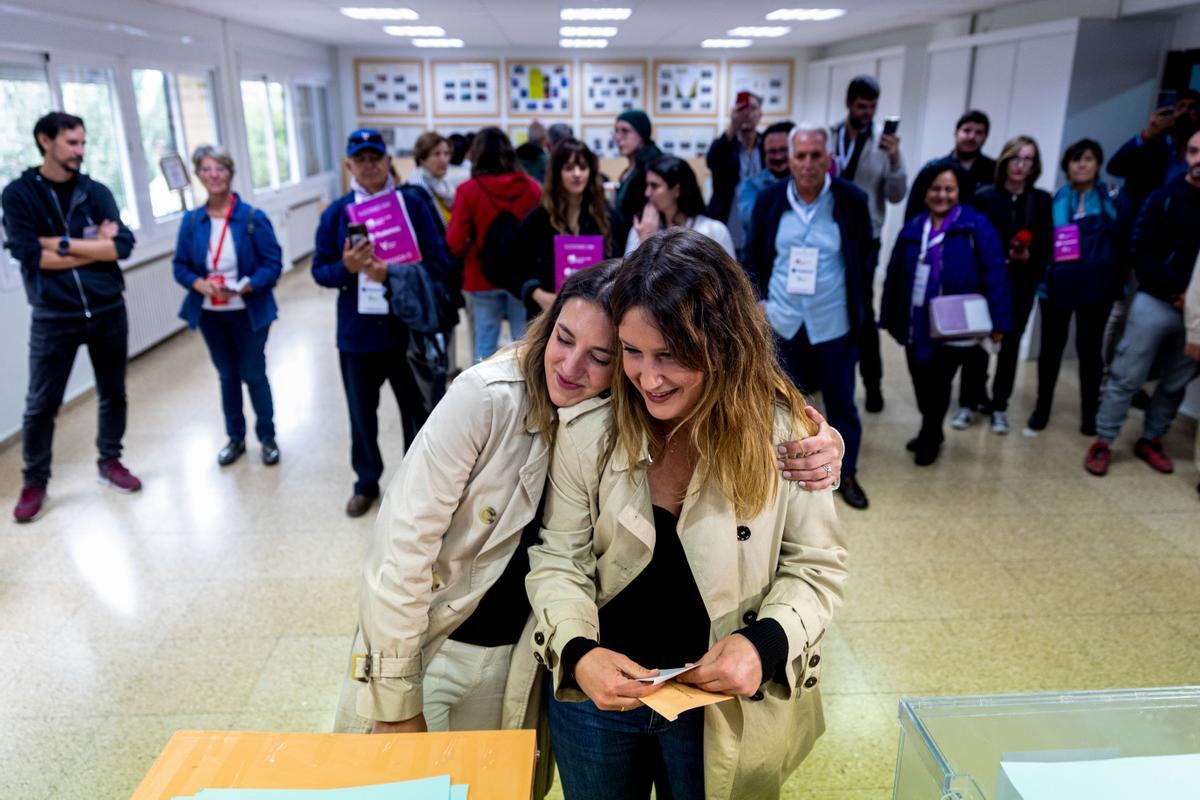 La ministra de Igualdad, Irene Montero, acompaña a votar a la candidata de Podemos-IU-AV a la Comunidad de Madrid, Alejandra Jacinto, en el colegio electoral de Montserrat en Madrid.