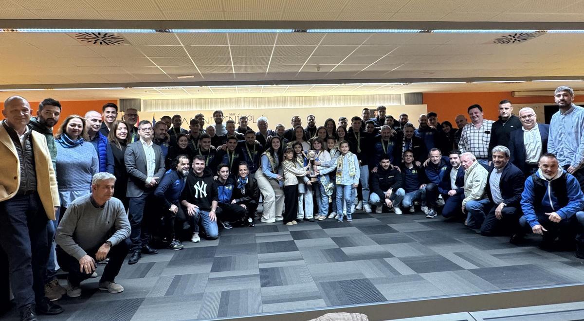Foto de familia con la plantilla y dirigentes del Peñíscola FS, junto al alcalde y la corporación municipal.