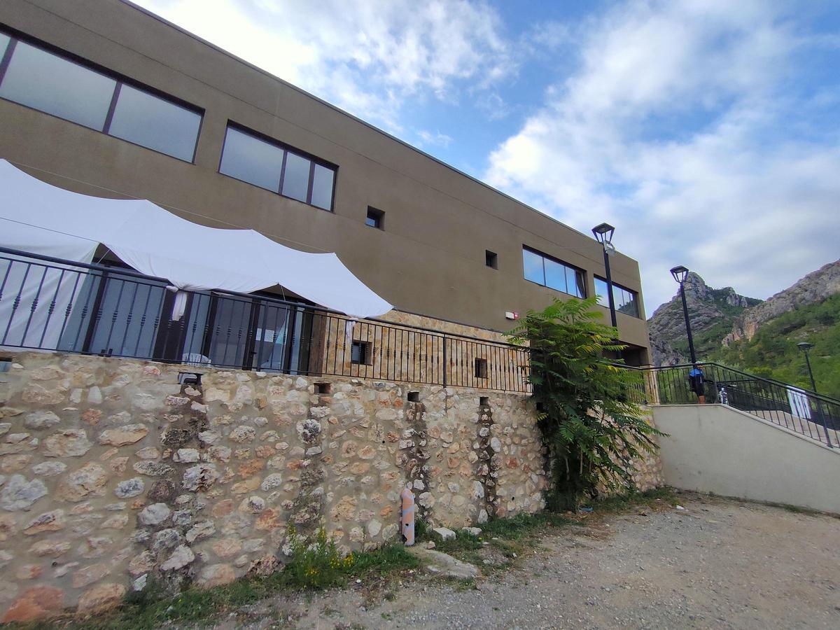 El albergue de Vallada con la montaña del Penyó al fondo.