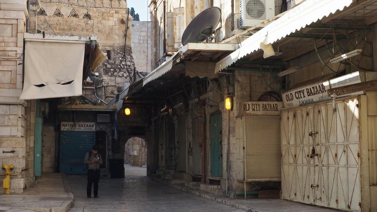 Un turista en la Ciudad Vieja de Jerusalén.