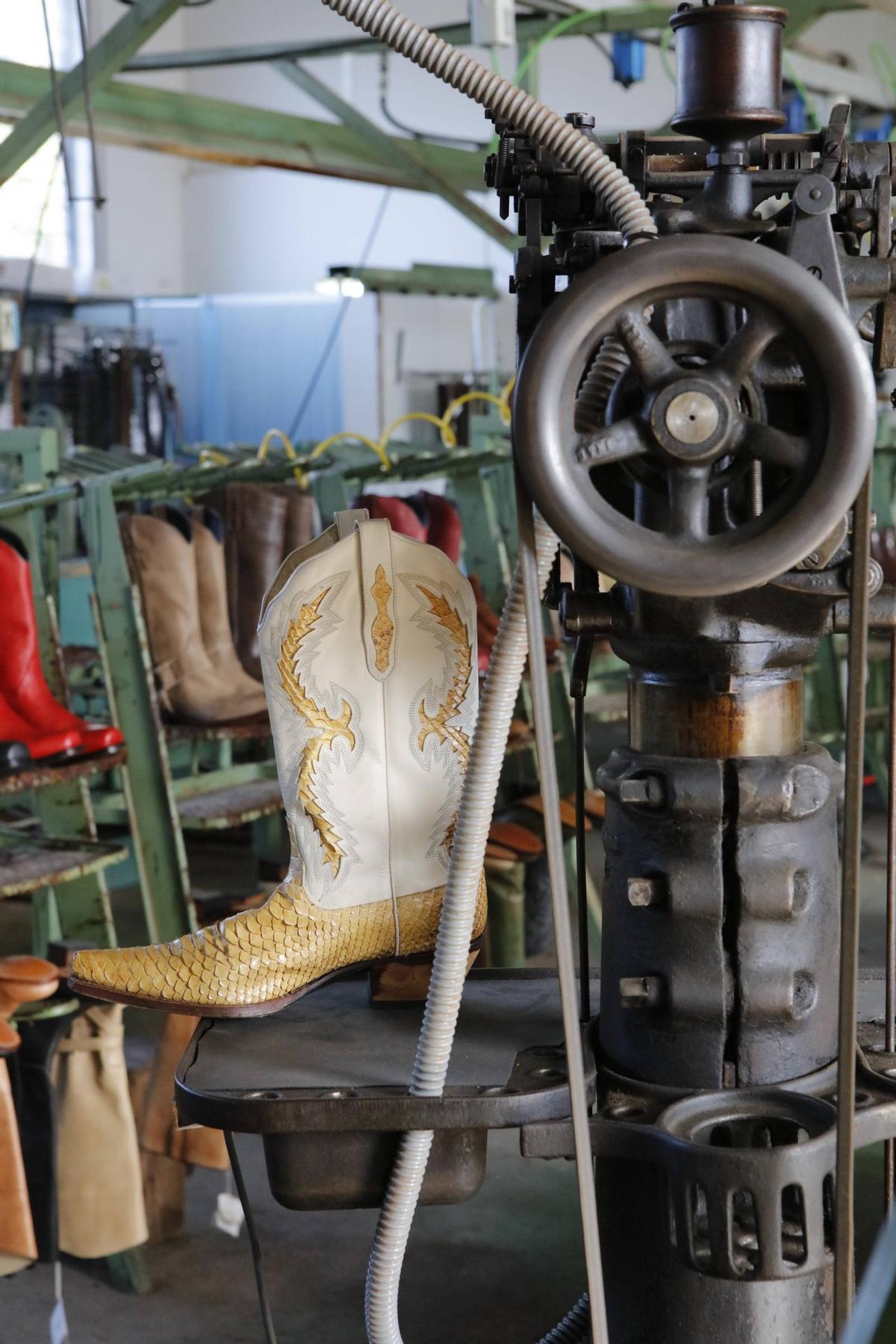 Ein Herrenmodell mit einem Fußteil aus farbigem Pythonleder von Tony Mora.