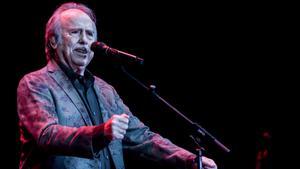 El cantautor Joan Manuel Serrat, durante su actuación en el Wizink Center de Madrid, este miércoles 7 de diciembre.