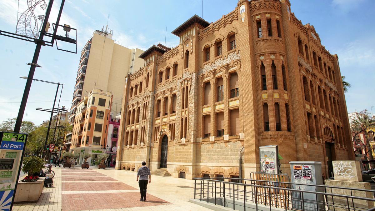 Fechada del antiguo edificio de Correos en Castelló.