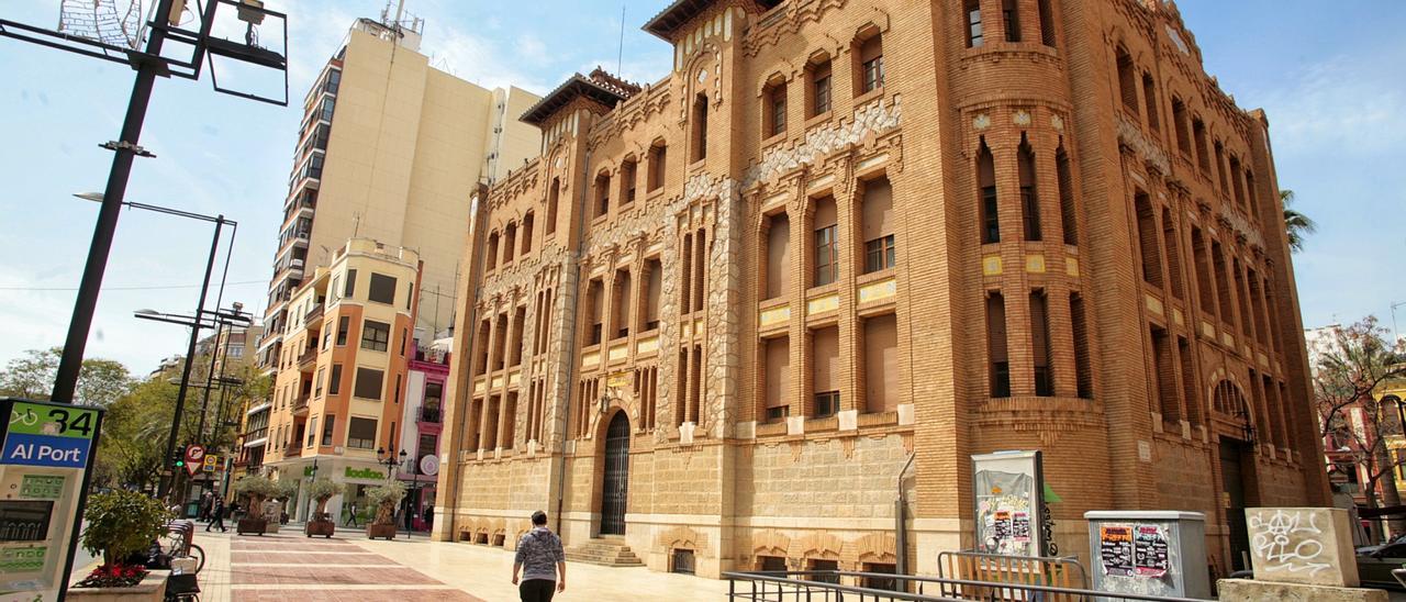 Fechada del antiguo edificio de Correos en Castelló.