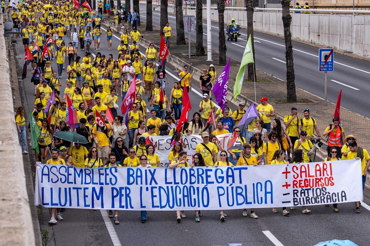 Los docentes bloquean la Ronda Litoral durante una jornada de protestas