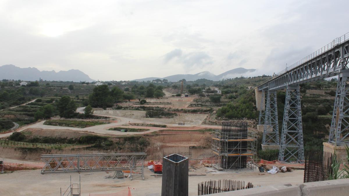 Los cimientos de los soportes del nuevo puente del Quisi toman forma en Benissa