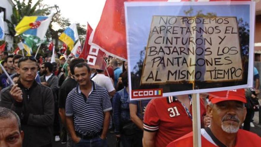 Varios de los manifestantes al paso de la protesta por Ciudad Jardín. i ANDRÉS CRUZ