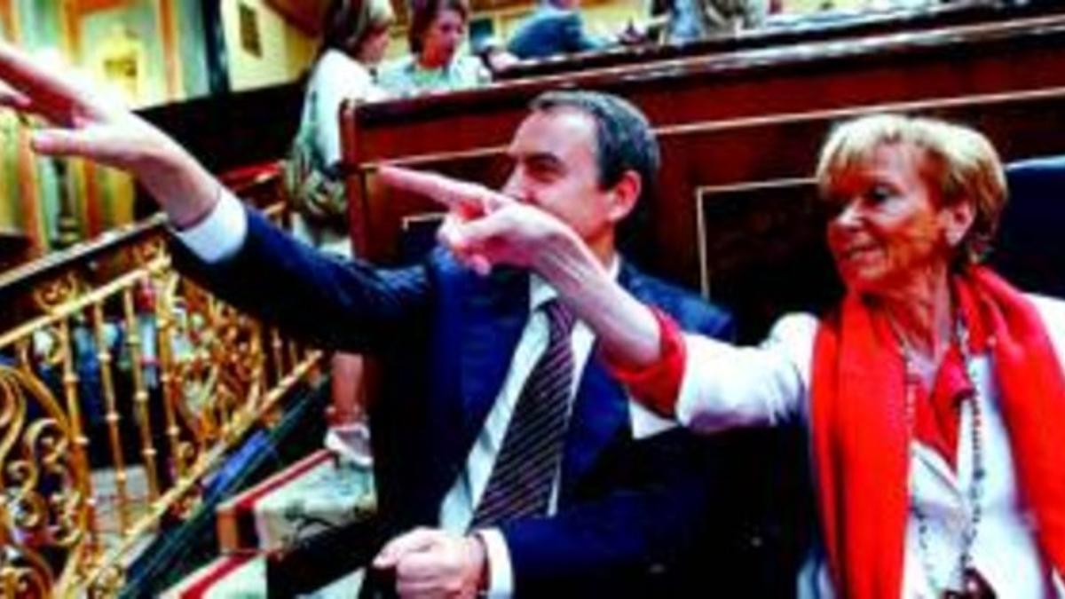 Rodríguez Zapatero y Fernández de la Vega, en un momento del pleno del Congreso de los Diputados de ayer.