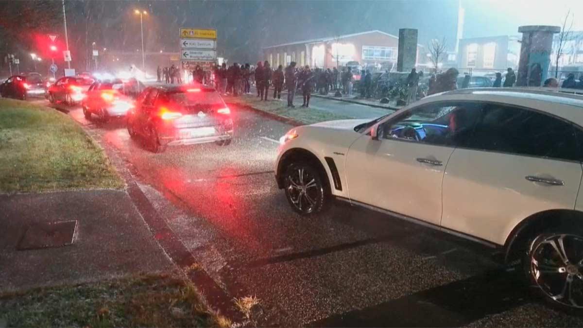 Los aficionados del Kiel salen en plena nevada para celebrar la eliminación del Bayern