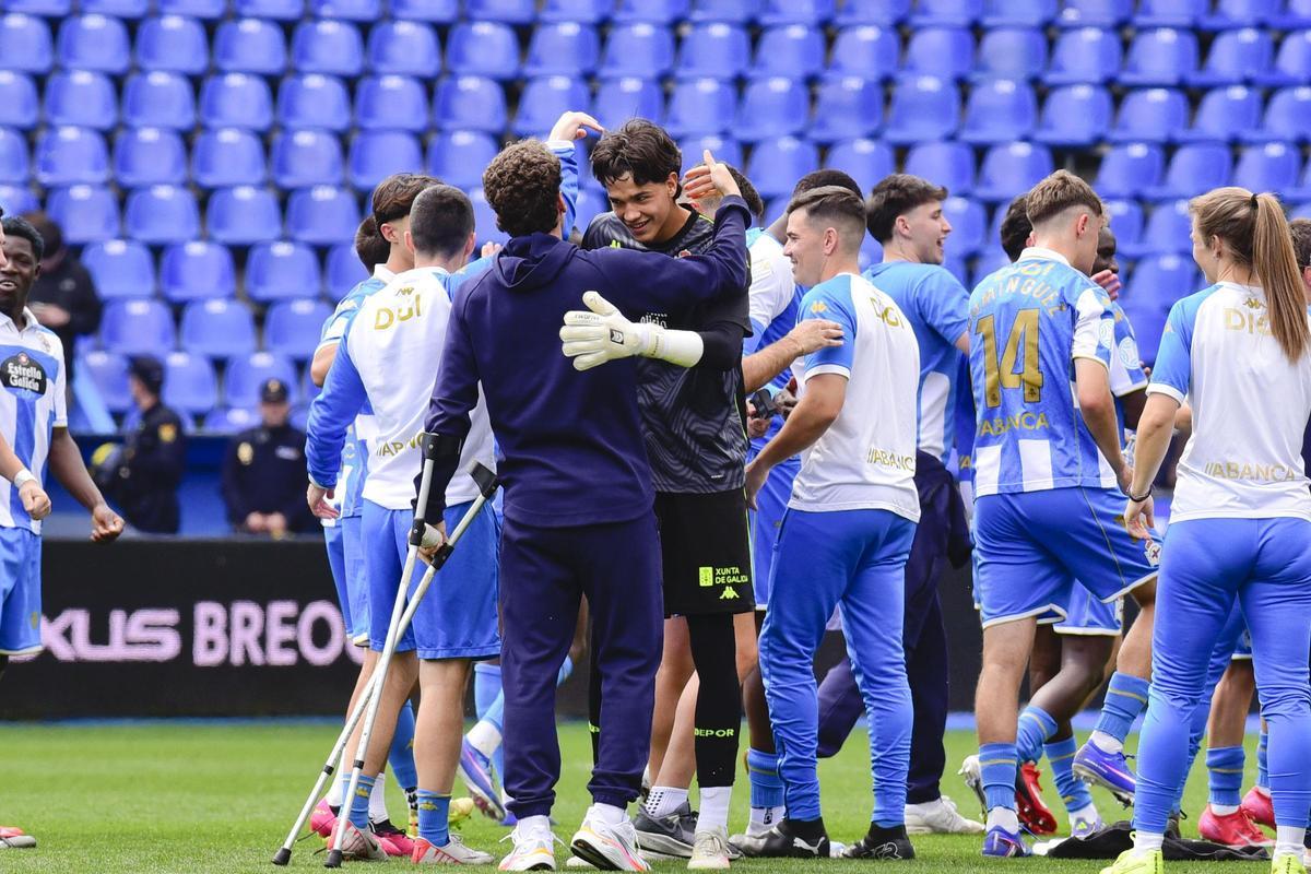 Victoria del Fabril: jugadores y afición celebran el 3-0 en Riazor Victoria del Fabril: jugadores y afición celebran el 3-0 en Riazor