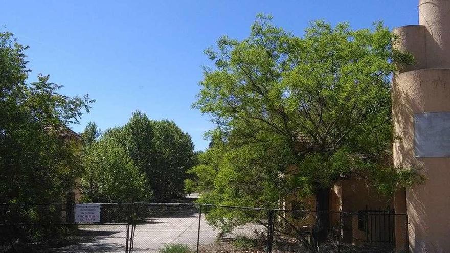 Acceso principal al antiguo campamento militar de Monte la Reina, propiedad de Defensa.