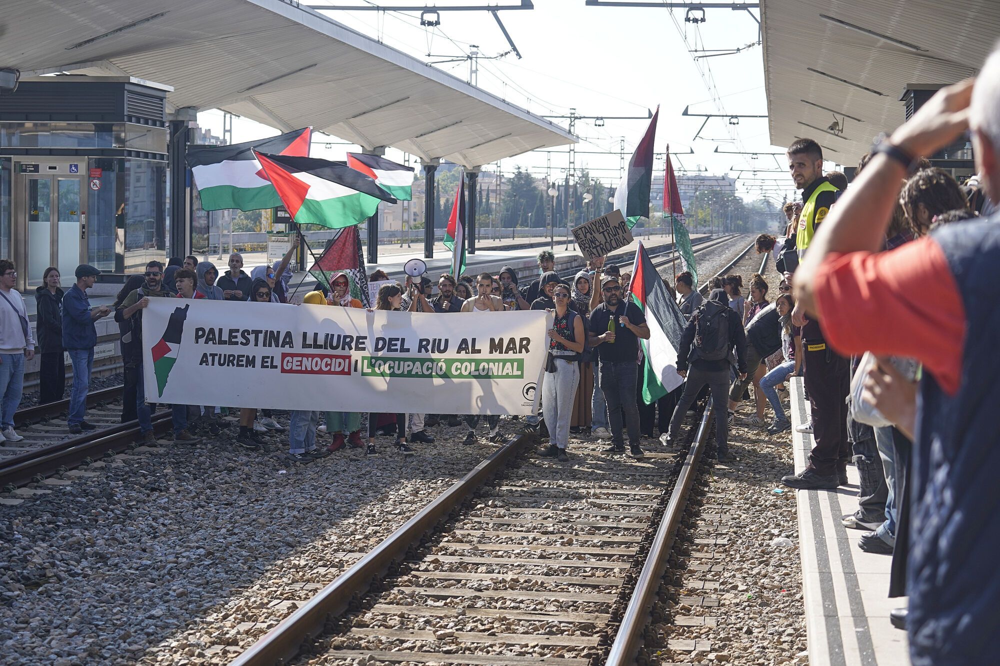 Girona estació tren convencional vies tallades manifestació propalestina intersindical