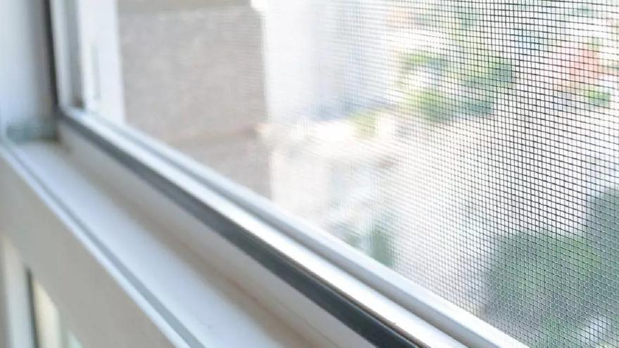 La mosquitera de quita y pon de Lidl que puedes colocar en la ventana este verano: al 40% de descuento