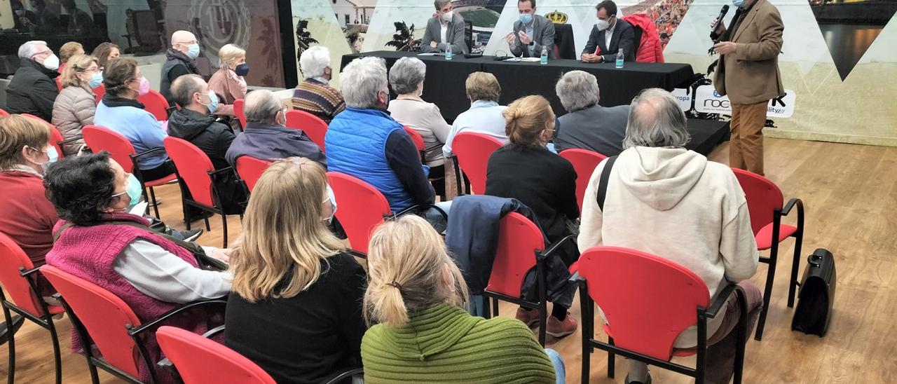 Joan Aguiló, junto a Alfonso Díaz, Francisco Ducros y Rafa Navarra, se dirige a los copropietarios durante la Asamblea Extraordinaria.