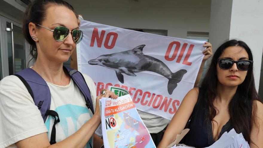 Representantes de Mar Blava y Eivissa Diu No durante la entrega de alegaciones contra las prospecciones en la delegación insular del Estado en 2018.