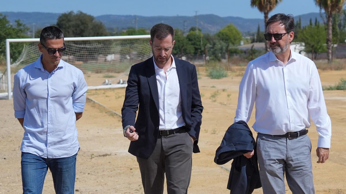 Juanito, Faisal Bin Jamil y Monterrubio, en la Ciudad Deportiva del Córdoba CF.