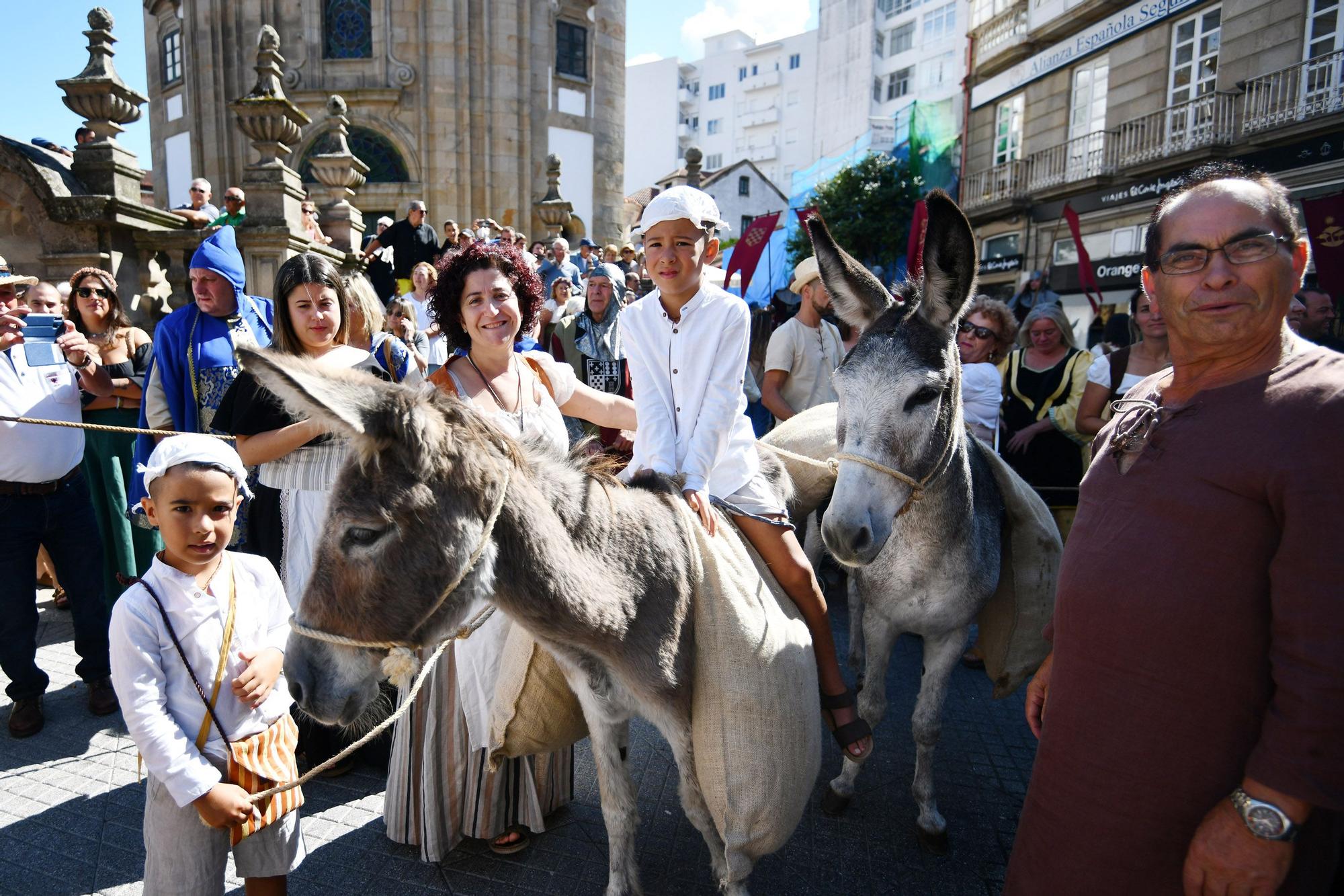 Cortesanos, bufones, damas y caballeros celebran el retorno de su señor: la Feira Franca anima Pontevedra