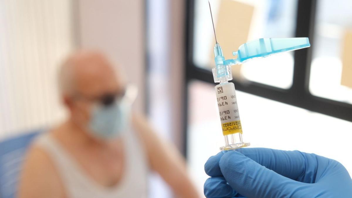 Una persona mayor se vacuna con la dosis de refuerzo contra la covid en Elda. | AXEL ÁLVAREZ