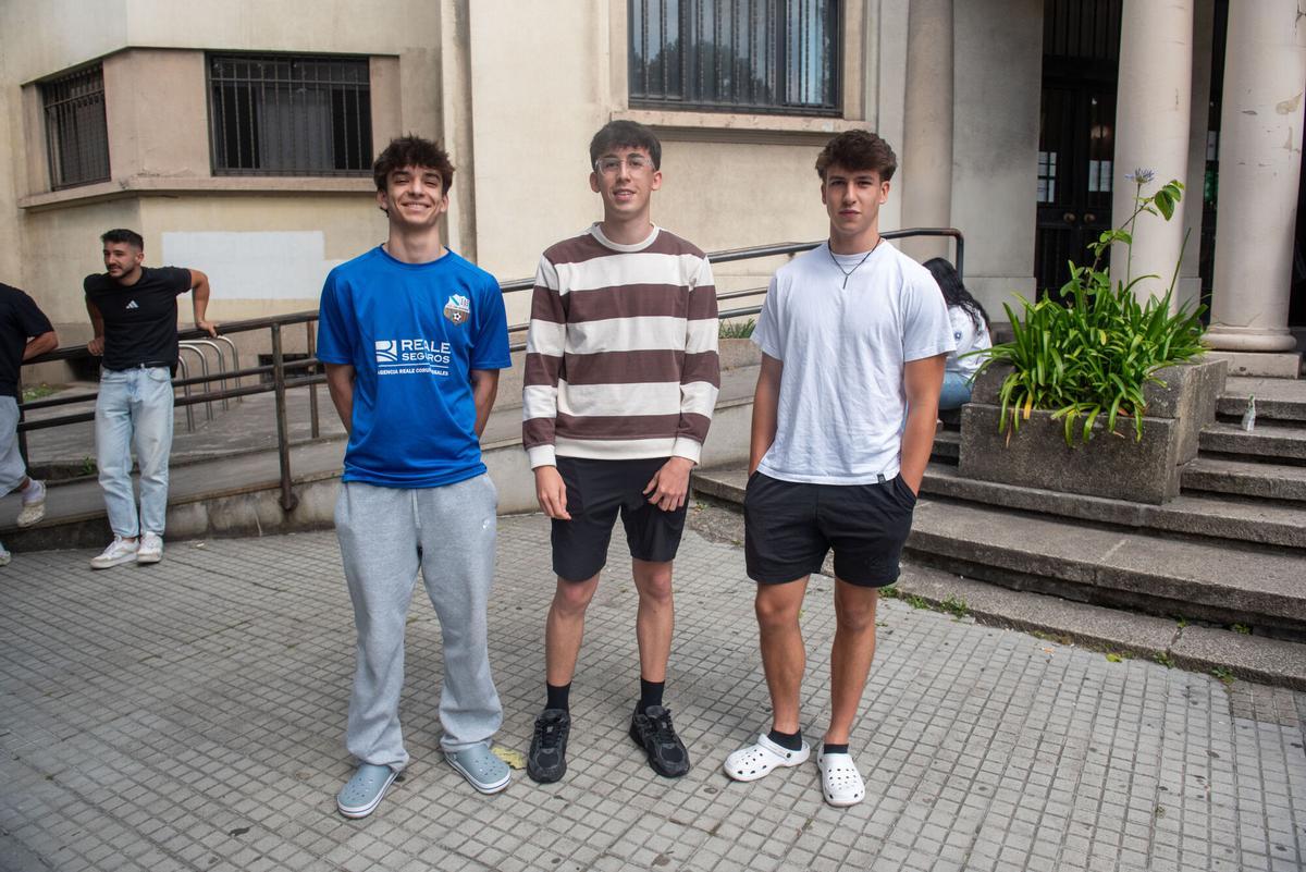 Javier Navas, Martín Tojeiro y Samuel Álvarez estudiantes de Selectividad