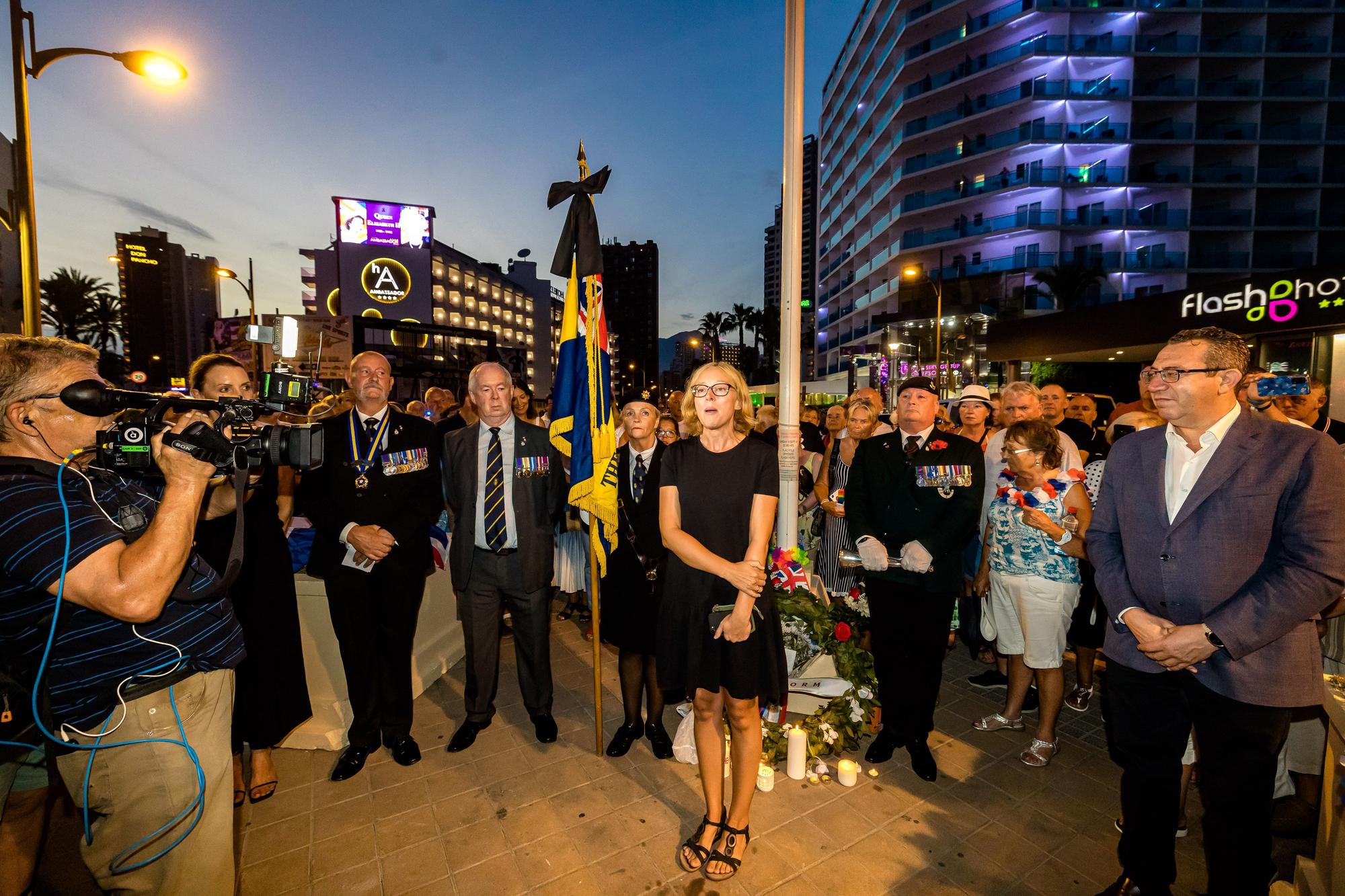 Británicos residentes y turistas de Benidorm rinden un sentido homenaje a Elizabeth II en el espacio habilitado por el Ayuntamiento en la zona inglesa de la ciudad.