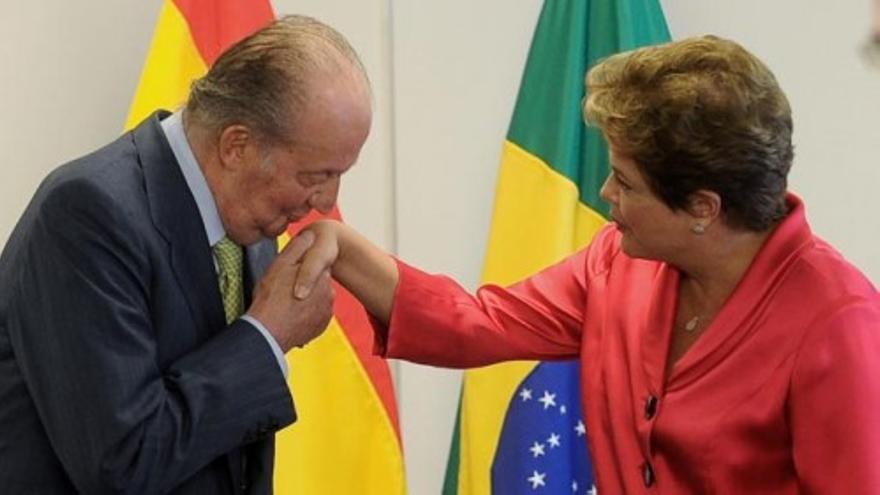 Cariñoso saludo entre el rey y Dilma Rousseff