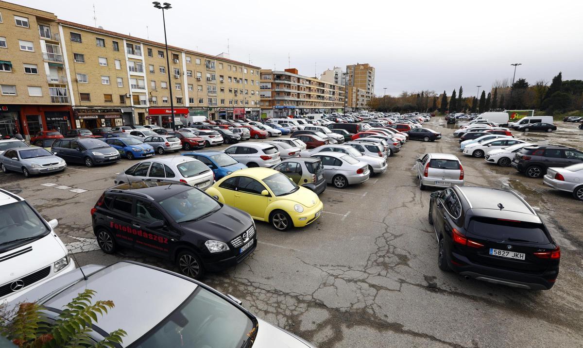Párking de la explanada de la calle embarcadero, en el barrio de Casablanca.