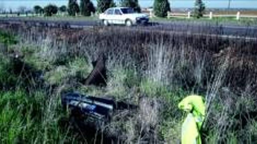 Un hombre muere al salir su coche de la vía en la EX-100