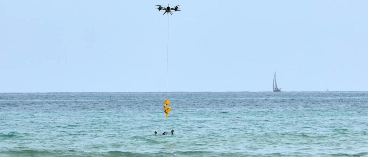 Un dron acerca un chaleco a un bañista que está ahogándose.. |   LEVANTE-EMV