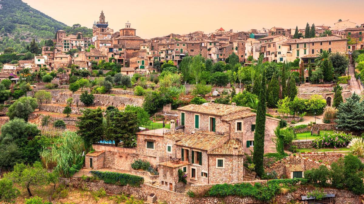 Este pueblo medieval debe su fama al Valle que da nombre a la villa.