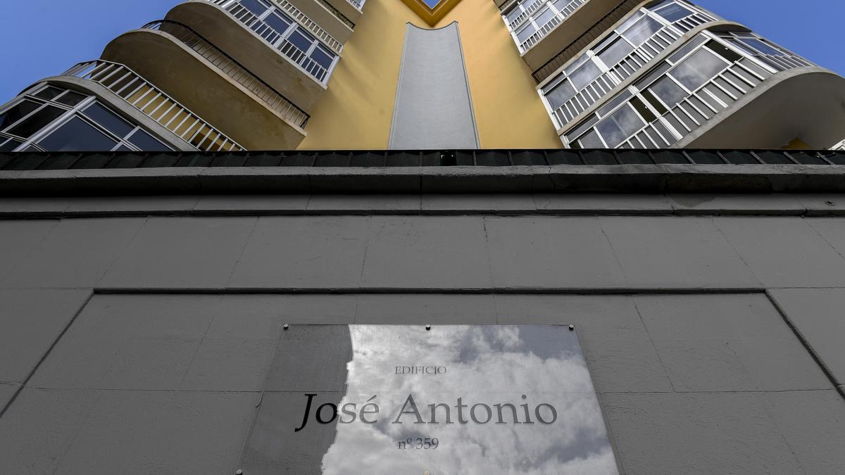Fachada del edificio José Antonio, uno de los vestigios franquistas de la ciudad conocido como ‘Casa del coño’.
