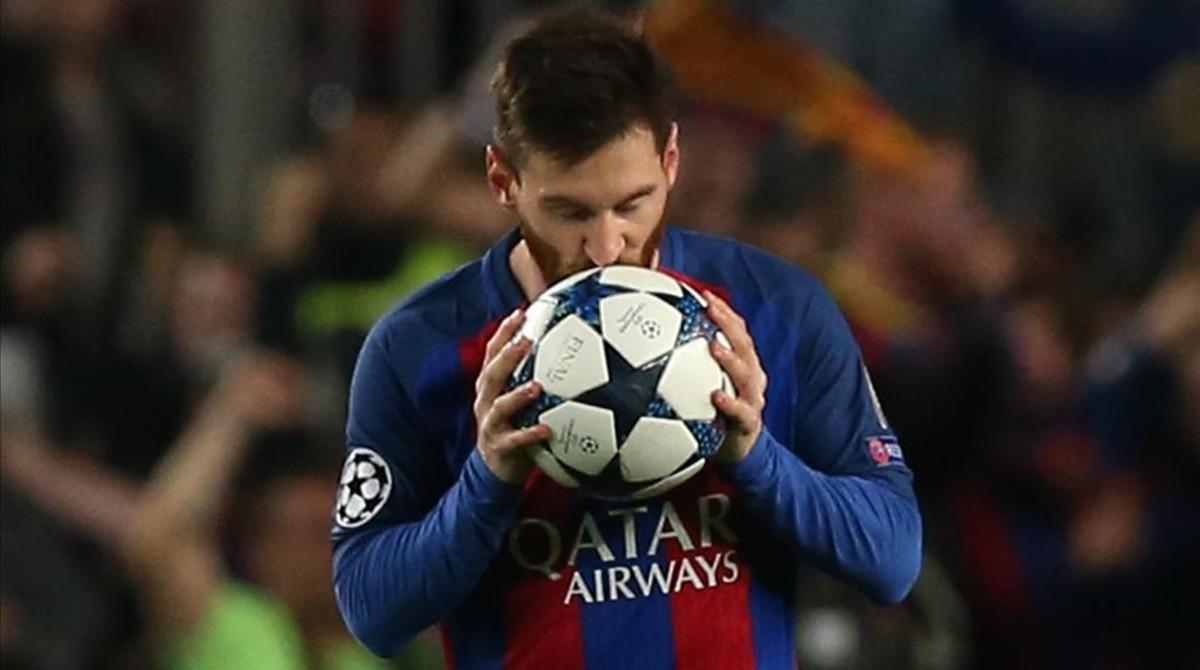 Messi besa el balón en la celebración del tercer gol.