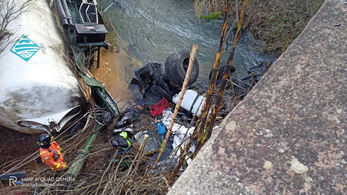 Un camión cargado de harina cae de un puente en Castielfabib y provoca un gran estruendo