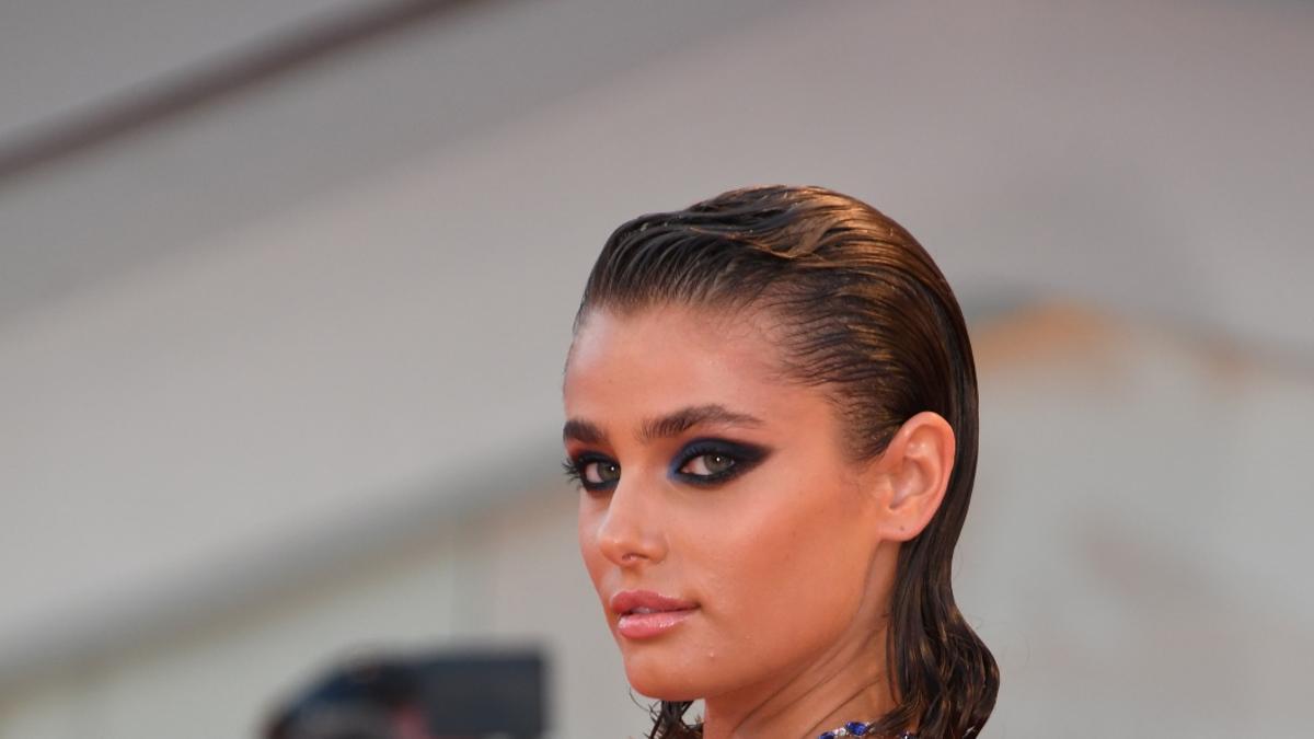 Taylor Hill con maquillaje de ojos negros y peinado efecto mojado