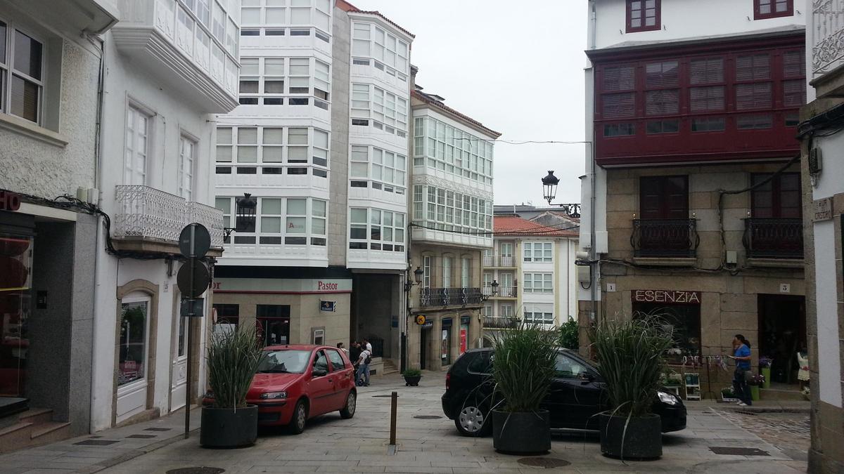 Coches estacionados a la entrada del casco histórico de Betanzos