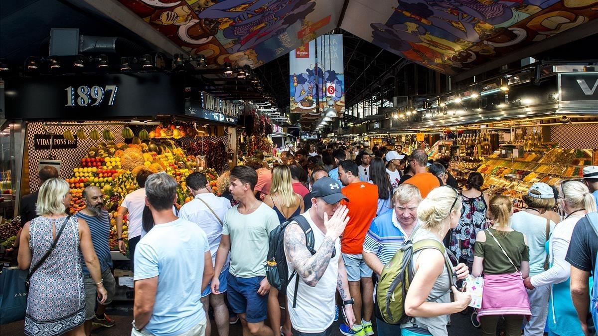 Barceloneses y turistas llena la Rambla, dos días después del atentado.