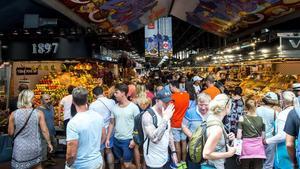 Barceloneses y turistas llena la Rambla, dos días después del atentado.