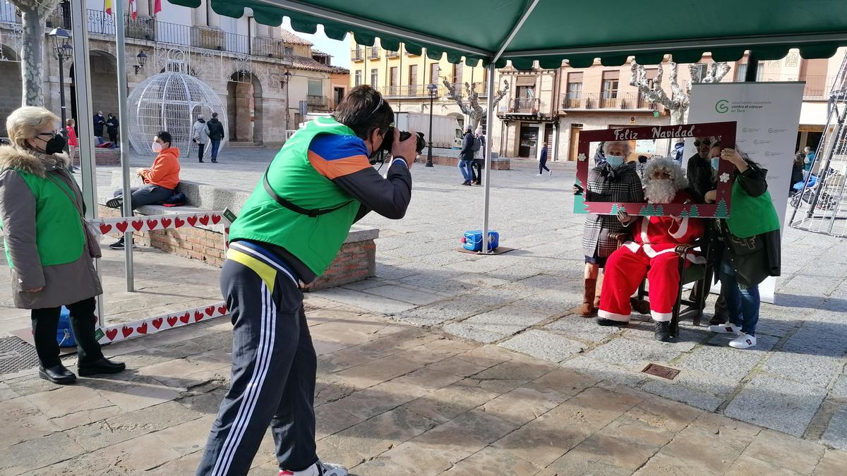 Photocall navideño de la AECC instalado en la Plaza Mayor de Toro