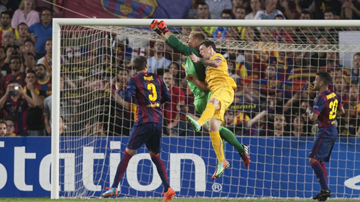 Ter Stegen despeja un balón durante el Barça-APOEL Nicosia de la primera jornada