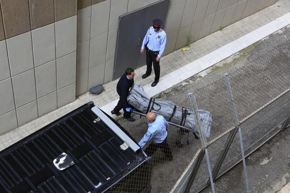 Els Mossos s’emporten el cos sense vida del professor assassinat a l’IES Joan Fuster. Els Mossos s’emporten el cos sense vida del professor assassinat a l’IES Joan Fuster.