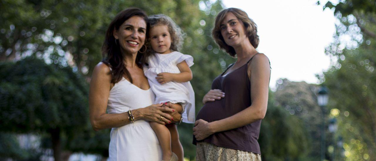 Natalia con su hija (izquierda) e Isabel, embarazada de seis meses, son dos mujeres que han decidido tener hijos pasados los 40.
