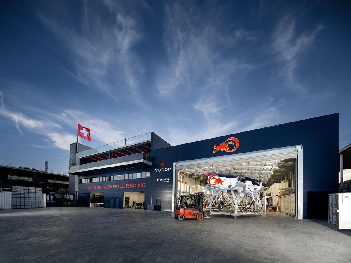 Así es la base del Alinghi en Barcelona