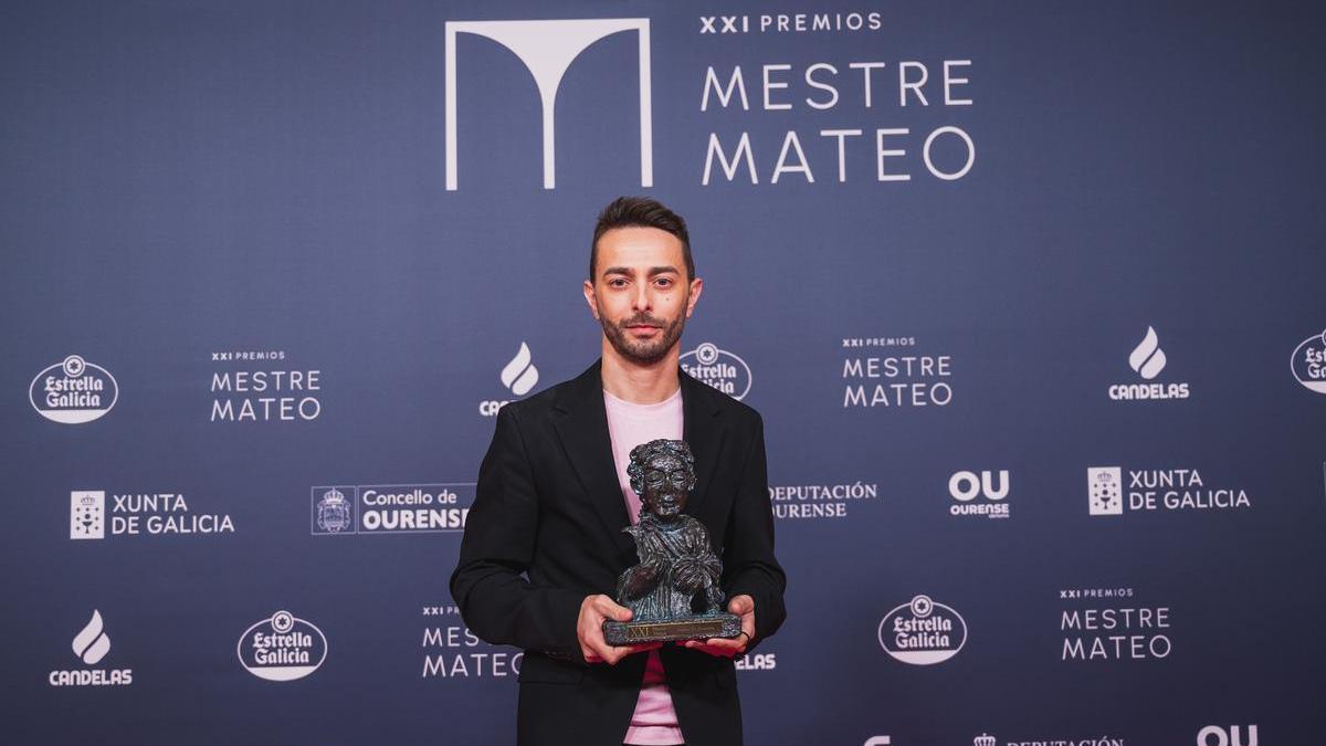 Jairo Iglesias con su premio Mestre Mateo tras la gala celebrada en Ourense