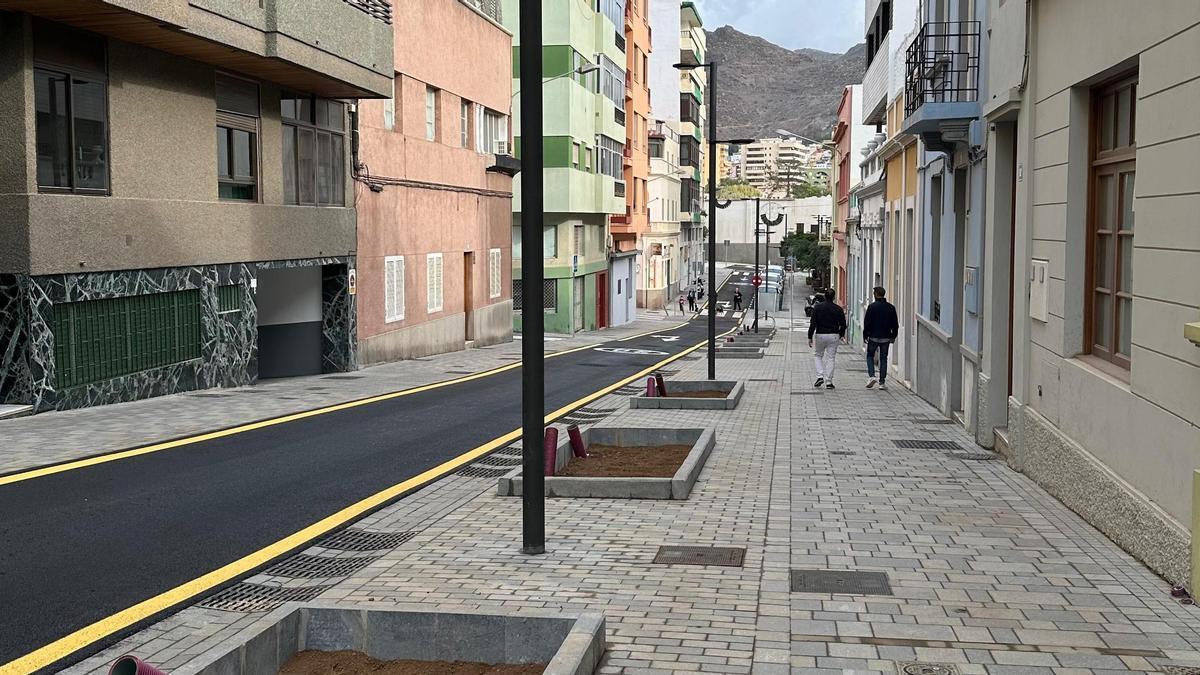 Nuevo tramo abierto en la calle de La Rosa.