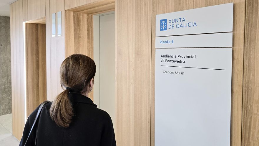 El Ministro Albares visitó la Zona Franca de Vigo dejando constancia en su libro de honor.