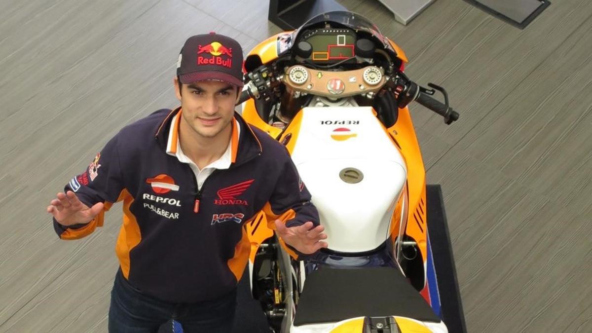 Dani Pedrosa saluda junto a una de las Honda RC213V que hay en Jerez.