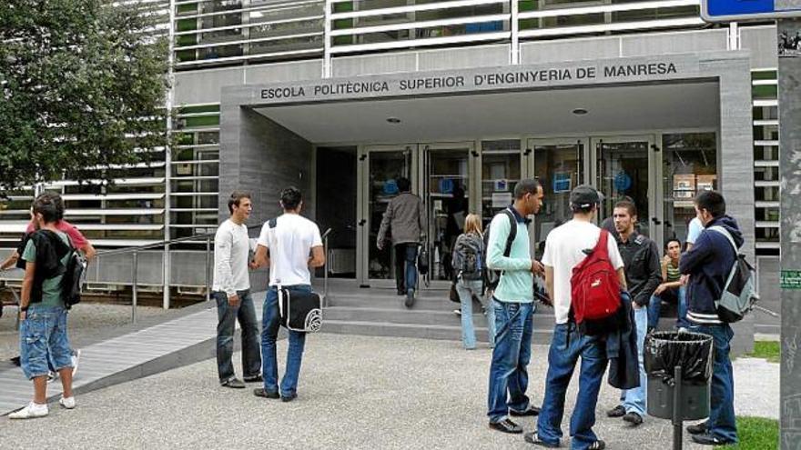 Estudiants davant la Politècnica de Manresa