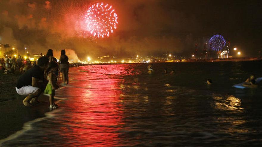 La playa es otro de los lugares preferidos para disfrutar de los fuegos artificiales.